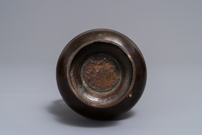 Een Chinese bronzen vaas met reli&euml;fdecor, Yuan/Ming