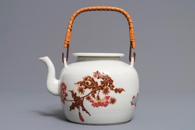 A Chinese famille rose dish and a teapot, 19/20th C.