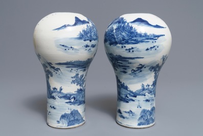 Een paar Chinese blauwwitte vazen met landschappen, 19/20e eeuw