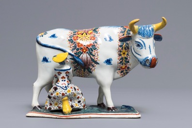 Un grand groupe d'une vache et trayeuse en fa&iuml;ence polychrome de Delft, 18&egrave;me