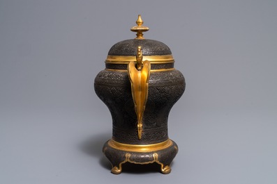 Un vase couvert en bronze partiellement dor&eacute; de style Qajar, France, 19&egrave;me