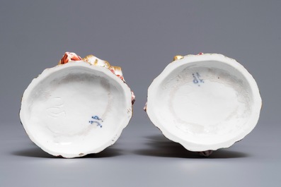 Une paire de vases en porcelaine de Jacob Petit, Paris, 19&egrave;me