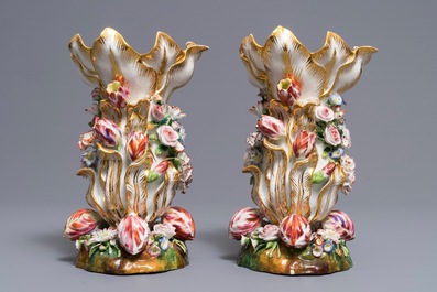 Une paire de vases en porcelaine de Jacob Petit, Paris, 19&egrave;me