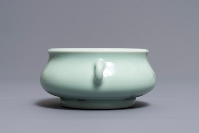 Un br&ucirc;le-parfum en porcelaine de Chine de type faux-marbre, marque de Qianlong, 19/20&egrave;me