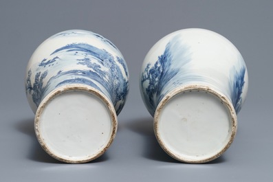 Une paire de vases en porcelaine de Chine bleu et blanc, 19/20&egrave;me