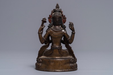Een Sino-Tibetaanse verguld bronzen figuur van de vierarmige Avalokitesvara, 18e eeuw