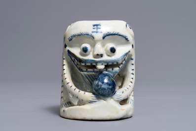 Un poid de rouleau en porcelaine de Chine bleu et blanc, 18/19&egrave;me