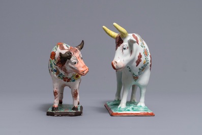 Deux mod&egrave;les de vaches sur bases en fa&iuml;ence de Delft polychrome petit feu, 18&egrave;me