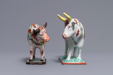 Twee polychrome petit feu Delftse koeien op basissen, 18e eeuw