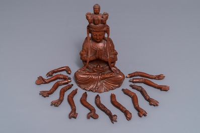 Een Chinese huangyang houten figuur van de 12-armige Guanyin, Republiek, 20e eeuw