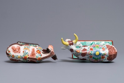 Deux mod&egrave;les de vaches sur bases en fa&iuml;ence de Delft polychrome petit feu, 18&egrave;me