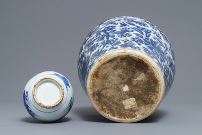 Deux vases en porcelaine de Chine bleu et blanc, &eacute;poque Transition et Kangxi