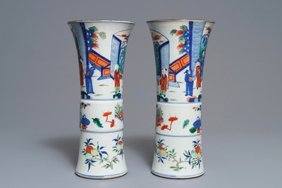 Une paire de vases de forme gu en porcelaine de Chine wucai, 19&egrave;me