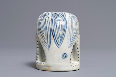 A Chinese blue and white scroll weight, 18/19th C.