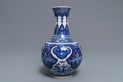 Un vase de forme bouteille en porcelaine de Chine bleu et blanc, marque de Kangxi, 19&egrave;me