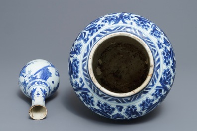 Deux vases en porcelaine de Chine bleu et blanc, &eacute;poque Transition et Kangxi