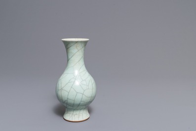 Een Chinese flesvormige celadon craquel&eacute; vaas en een famille verte vaas, 19e eeuw