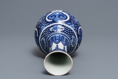 Een Chinese blauwwitte flesvormige vaas, Kangxi merk, 19e eeuw