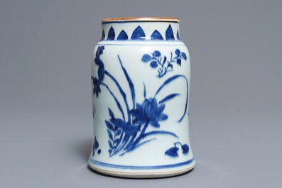 Een Chinese blauwwitte vaas met floraal decor, Transitie periode