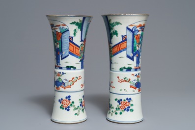 Une paire de vases de forme gu en porcelaine de Chine wucai, 19&egrave;me