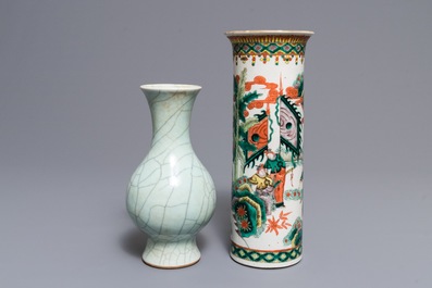 Een Chinese flesvormige celadon craquel&eacute; vaas en een famille verte vaas, 19e eeuw