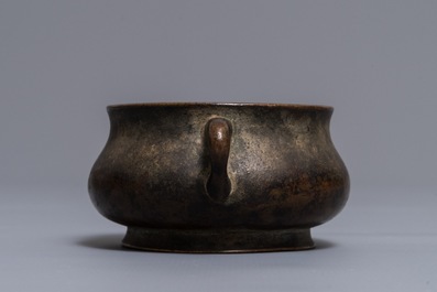 Een Chinese met goud bespatte bronzen wierookbrander, Xuande merk, 18e eeuw