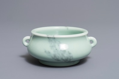 A Chinese faux-marble censer, Qianlong mark, 19/20th C.