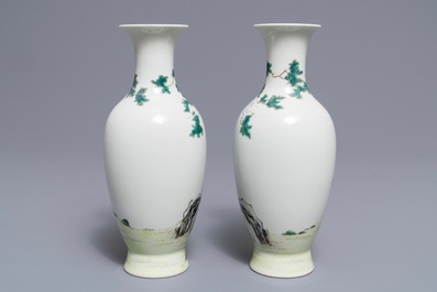 Une paire de vases en porcelaine de Chine famille rose, marque de Ju Ren Tang, R&eacute;publique, 20&egrave;me