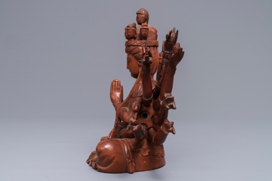 Une figure de Guanyin &agrave; douze bras en bois huangyan, Chine, R&eacute;publique, 20&egrave;me