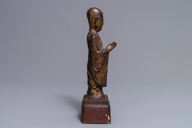 Een Chinese verguld en gelakt bronzen figuur van Mahakasyapa, Ming