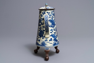 Een Japanse blauwwitte Arita koffiekan met koperen montuur, Edo, 17/18e eeuw