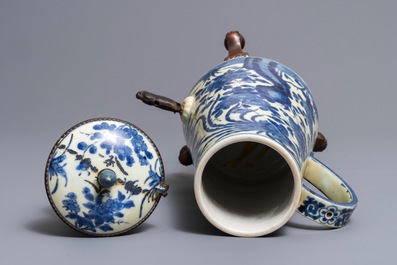 Une cafeti&egrave;re couverte en porcelaine Arita de Japon en bleu et blanc, Edo, 17/18&egrave;me