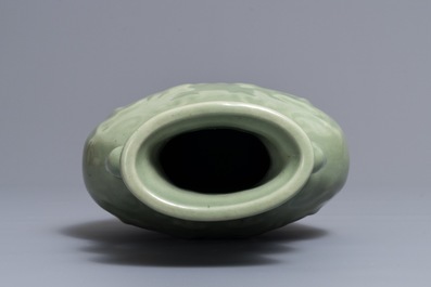 Een Chinese Longquan celadon vaas met reli&euml;fdecor van draken, Ming