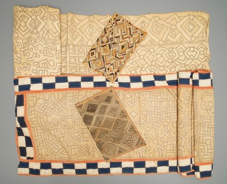 Une collection de textiles africains et deux paniers, la plupart Kuba, Congo, 19/20&egrave;me