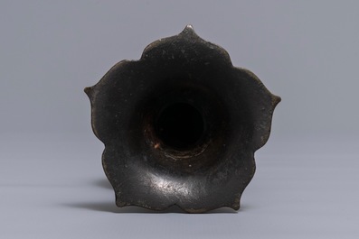 Een Chinese archa&iuml;sche bronzen vaas met lotusvormige bovenrand, 17/18e eeuw