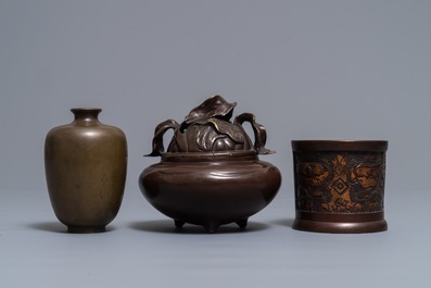 Een ingelegde bronzen vaas, een bronzen wierookbrander en een verguld koperen penselenbeker, Japan, Meiji, 19e eeuw