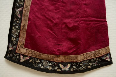 Une robe informelle Manchu en soie brod&eacute;e &agrave; fond rose, 19&egrave;me