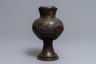 Un vase en bronze &agrave; d&eacute;cor de dragons en relief, Chine, 17/18&egrave;me