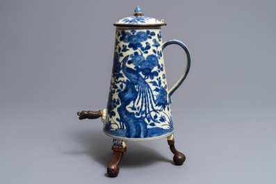 Een Japanse blauwwitte Arita koffiekan met koperen montuur, Edo, 17/18e eeuw
