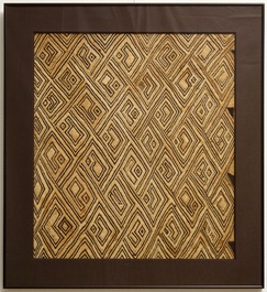 Une collection de textiles africains et deux paniers, la plupart Kuba, Congo, 19/20&egrave;me