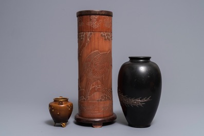 Deux vases en bronze incrust&eacute; et un ikebana &agrave; d&eacute;cor d'un aigle, Japon, Meiji, 19/20&egrave;me