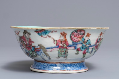 Een vierlobbige Chinese famille rose kom, Tongzhi merk, 19e eeuw