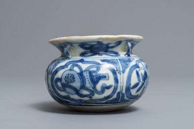 Een blauwwitte Chinese bolvormige wierookbrander en een Longquan celadon schotel, Ming
