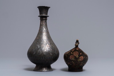 Een gelakte koperen 'kashkul' bedelkom, Iran, en een bidri vaasje, India, 18/19e eeuw