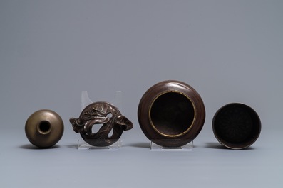 Un vase en bronze incrust&eacute;, un br&ucirc;le-parfum et un pot &agrave; pinceaux en cuivre aux traces de dorure, Japon, Meiji, 19&egrave;me