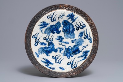 Un plat et deux vases en porcelaine de Chine dite 'de Nankin', 19/20&egrave;me