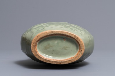 Een Chinese Longquan celadon vaas met reli&euml;fdecor van draken, Ming