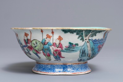 Een vierlobbige Chinese famille rose kom, Tongzhi merk, 19e eeuw