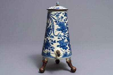 A Japanese blue and white brass-mounted Arita coffee urn and cover, Edo, 17/18th C.