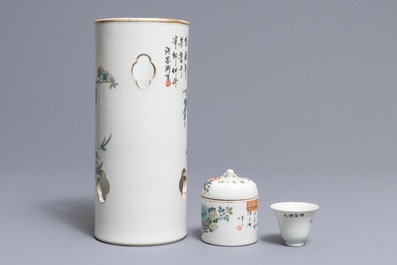 Un porte-chapeau, une tasse &agrave; vin et un r&eacute;chaud en porcelaine de Chine qianjiang cai, sign&eacute; Xu Pinheng, 19&egrave;me